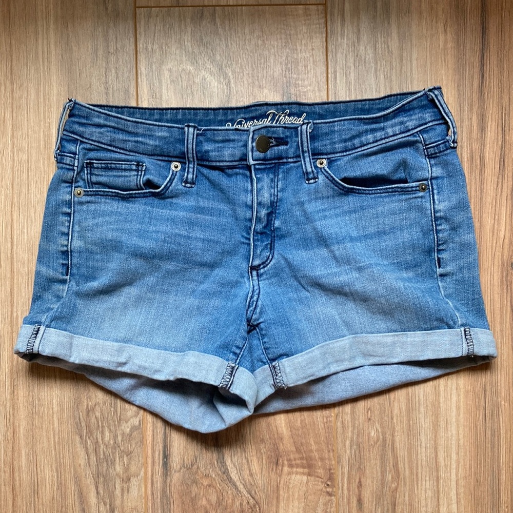 Universal Thread | Light Wash Jean Shorts